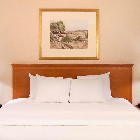 Hampton Inn & Suites Addison Bagian luar foto