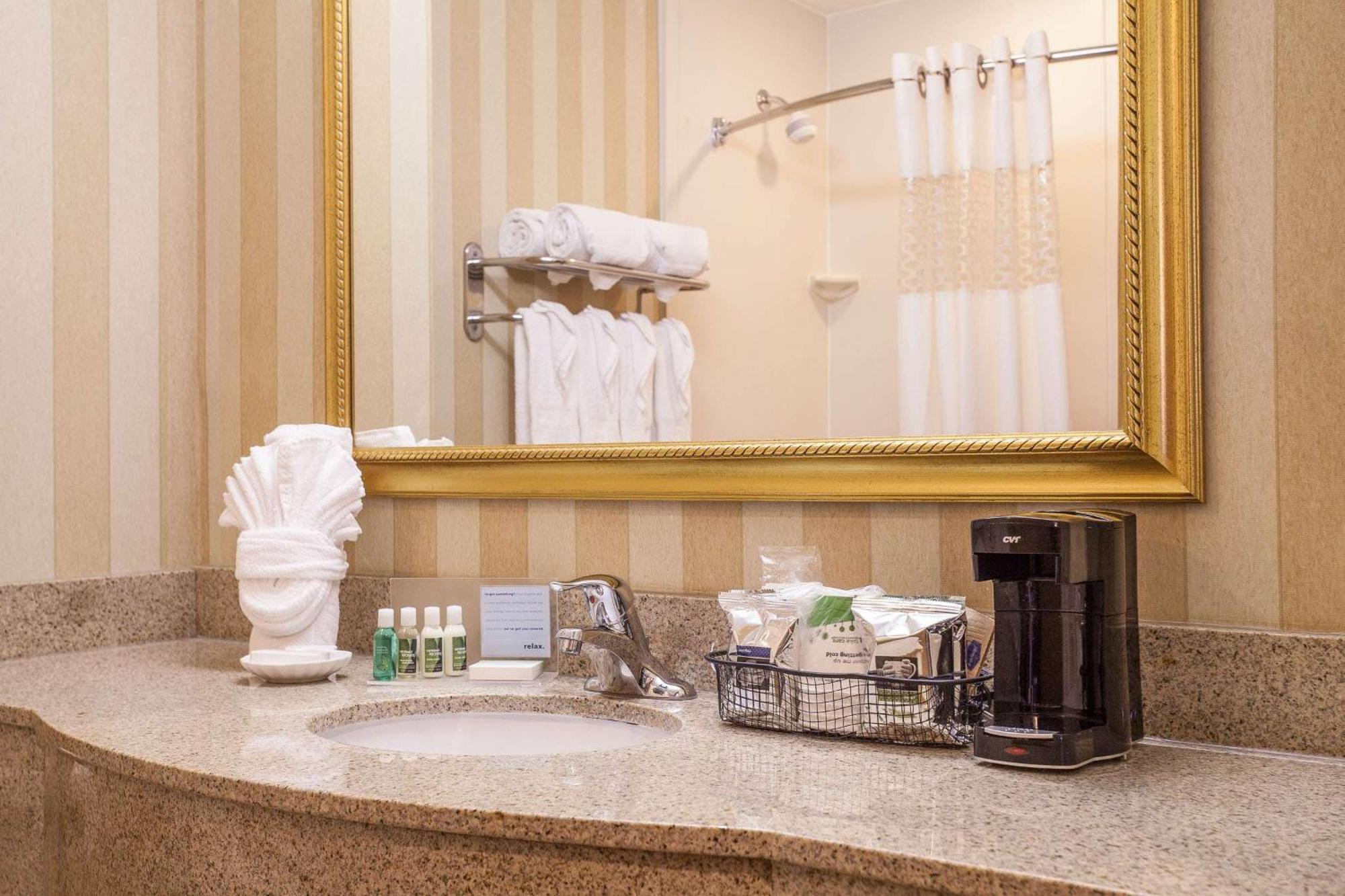 Hampton Inn & Suites Addison Bagian luar foto