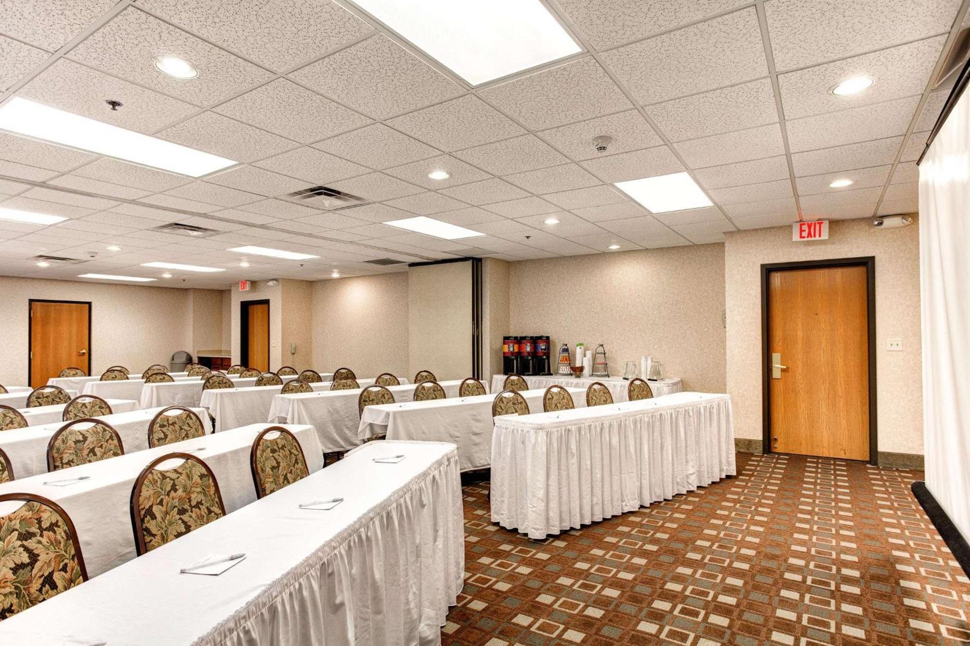 Hampton Inn & Suites Addison Bagian luar foto