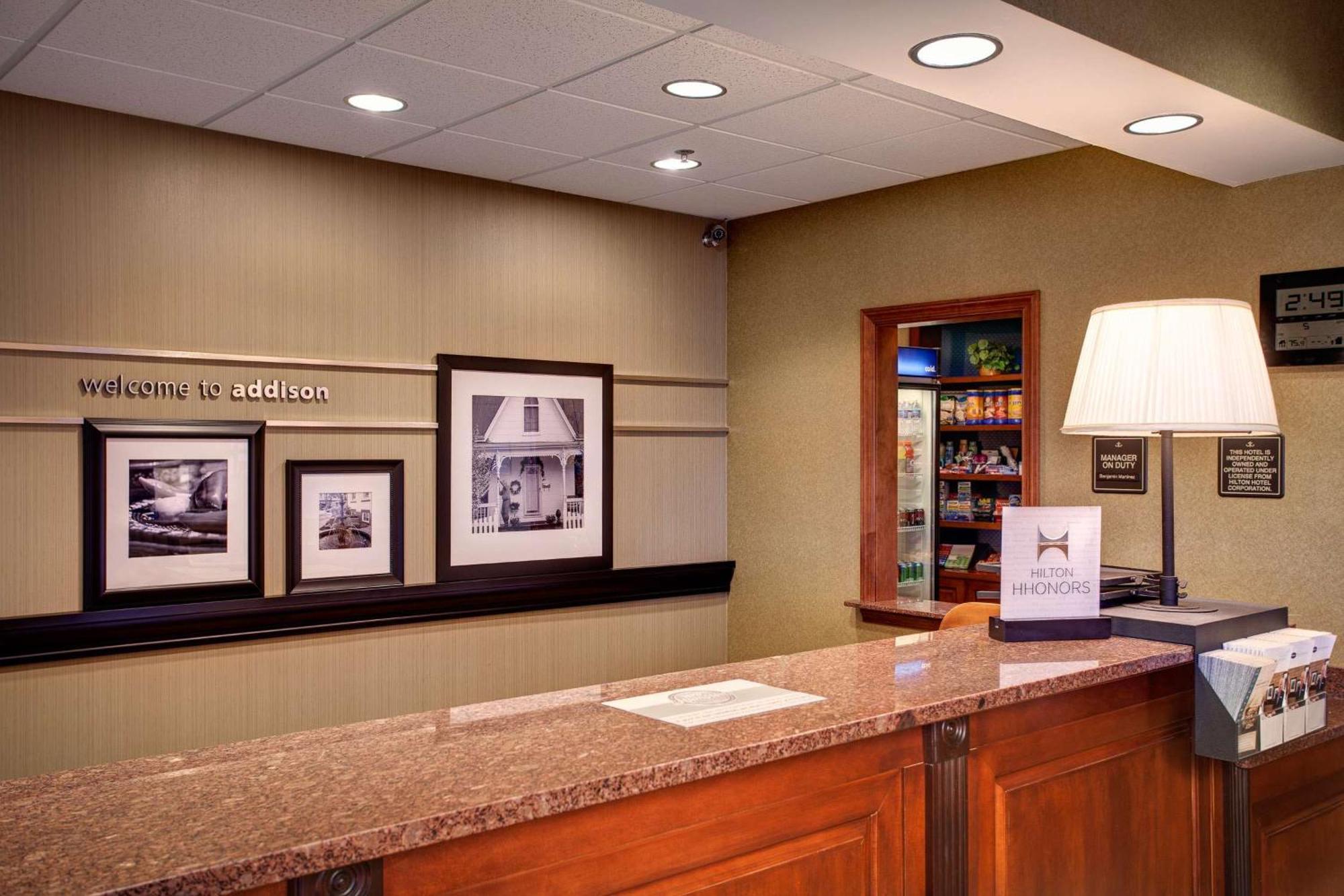 Hampton Inn & Suites Addison Bagian luar foto