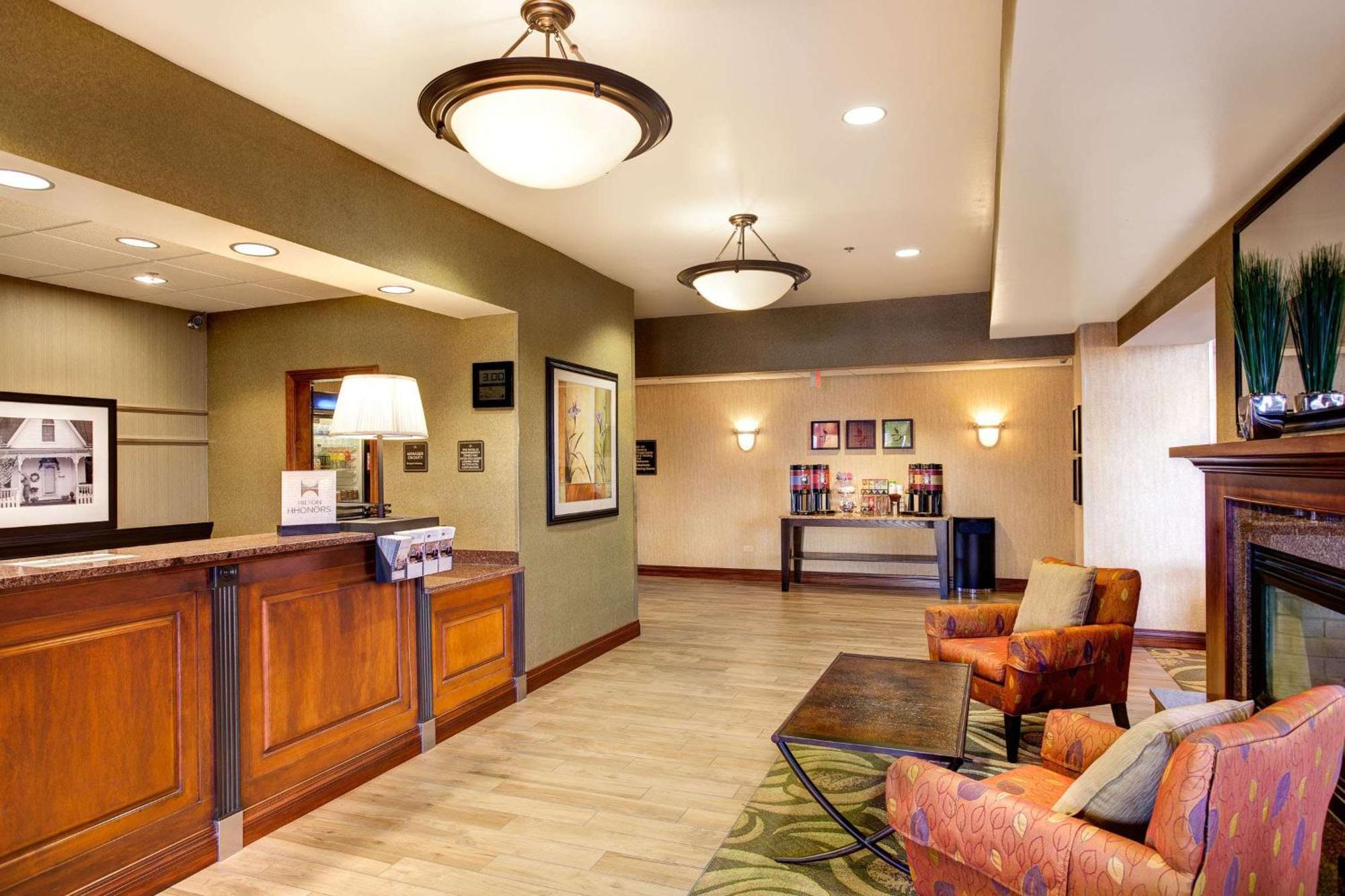 Hampton Inn & Suites Addison Bagian luar foto