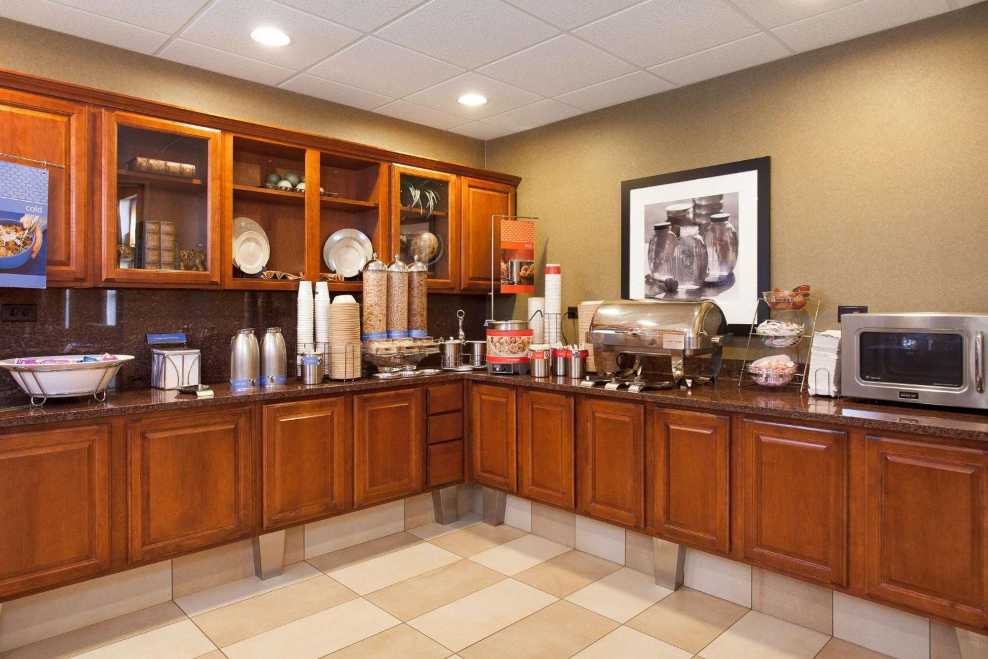 Hampton Inn & Suites Addison Bagian luar foto